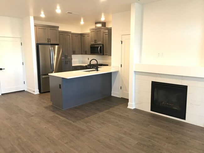 Building Photo - Petrosa 3 Bedroom Townhome