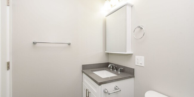 Photo - Very Spacious, Top Floor 1bd/1bth Ukrainian Village, Available Now! Unidad 2121 3R