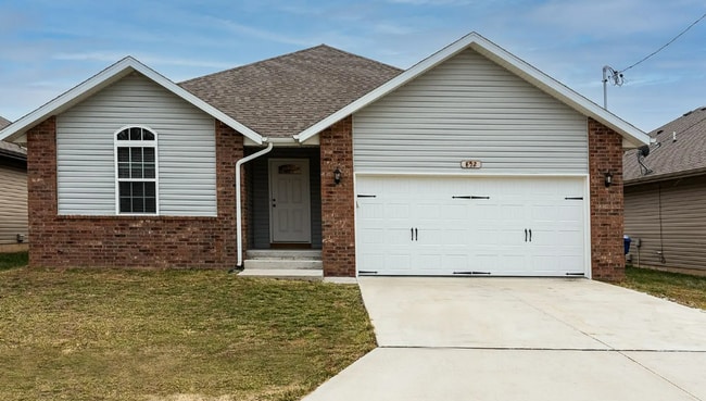 Photo - 3 Bedroom Rental Home In Springfield! Fenced in backyard!