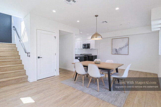 Photo - 1227 N June St