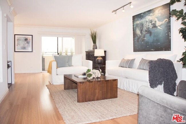 Photo - 1154 S Barrington Ave Unidad 109