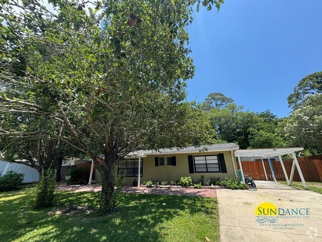 Building Photo - Charming Updated Home Minutes from Hurlbur...