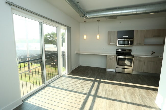 Studio, 1 BA - 499 SF