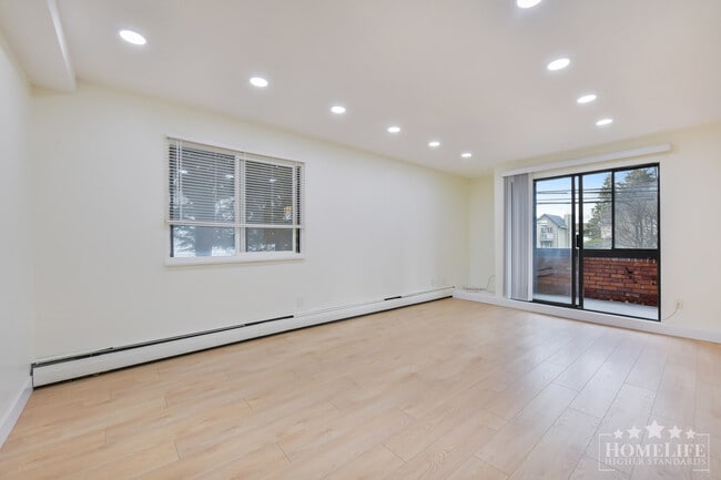 Photo - Fully Renovated 2 Bedroom Condo in White Rock - Walk to the Beach Unité 108
