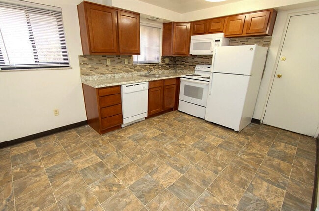 Chateau Kitchen (2 Bedroom) - Chateau Apartments