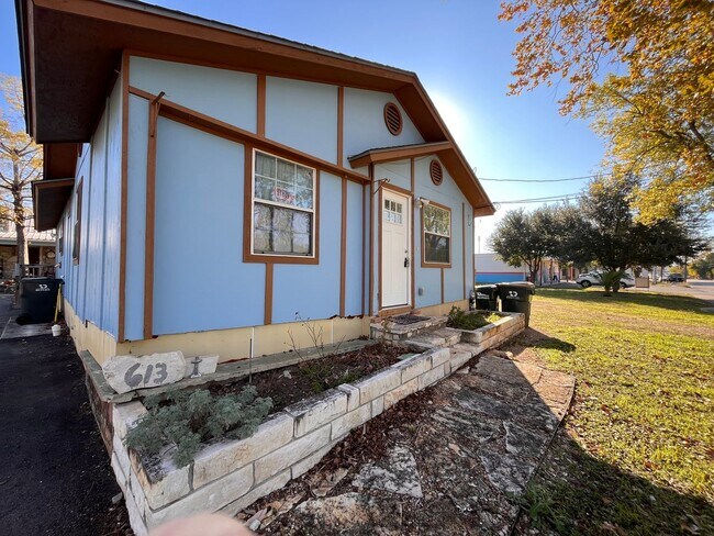 Photo - 613 S L B J Dr