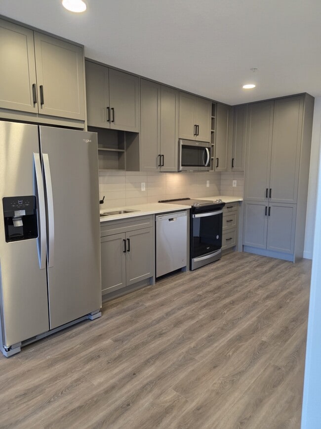 Photo - 350-3350 Livingston Common NE