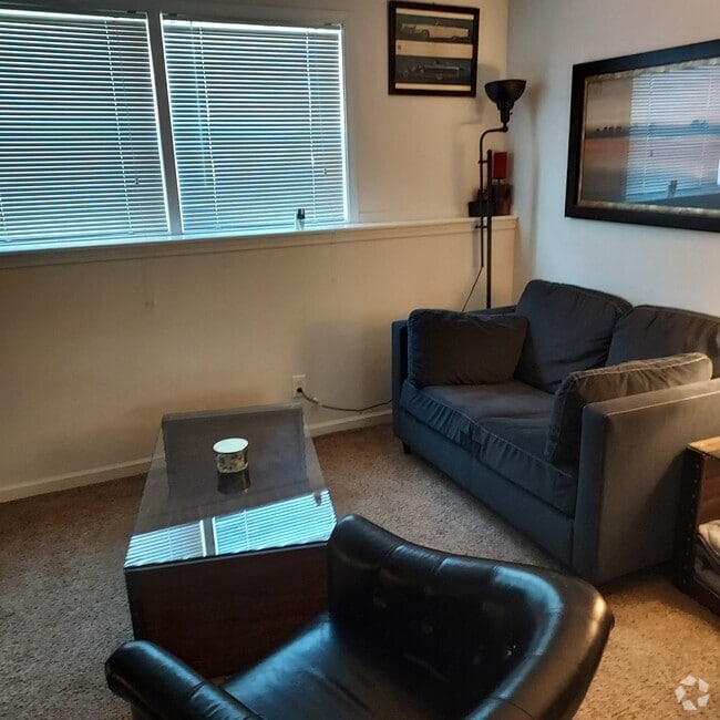 Building Photo - 858 Highland Dr Unit 2 Rental