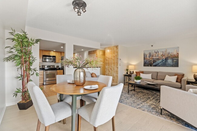 Dining area - 110 1st Ave NE Unit F1202