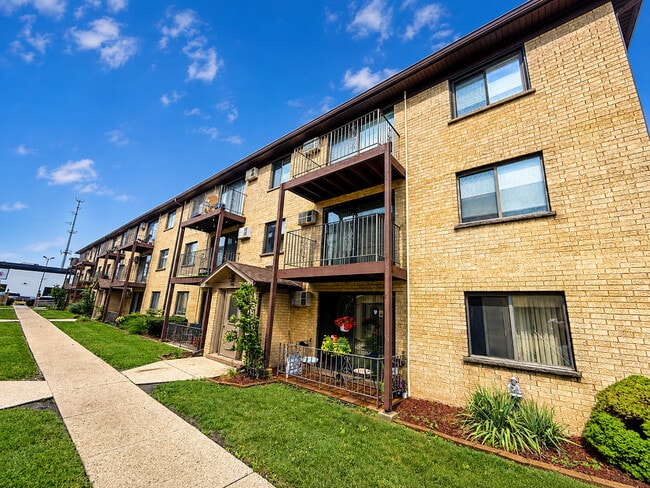 Building Photo - 7214 W Wrightwood Ave Unit 2N