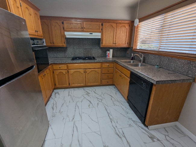 Photo - 635 Gisler Way