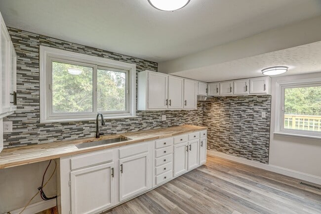 Photo - 2 Bdrm / 2 Bath - Remodeled Cottage in Johnson City