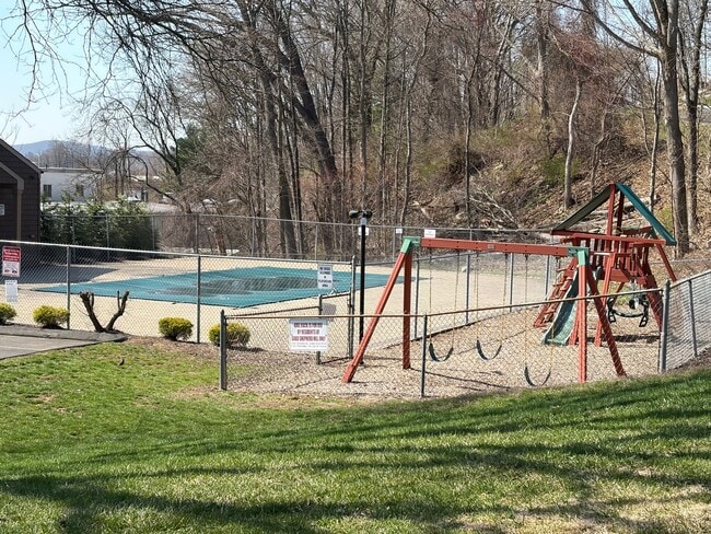 Building Photo - 166 Old Brookfield Rd Unit ranch style