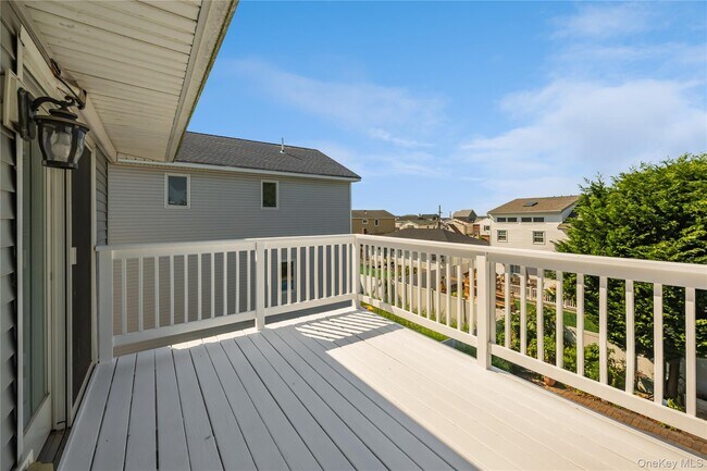 Photo - 869 Beach St