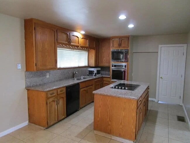 Photo - 1905 Claus Rd