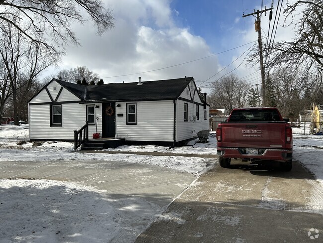 Building Photo - 29916 Hennepin St Rental