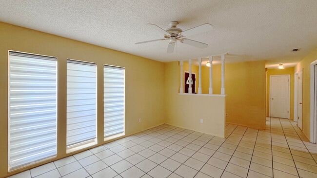 Photo - 889 Hendry Dr