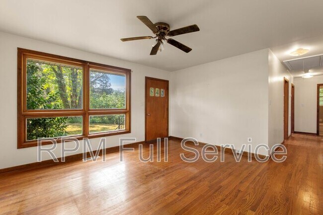 Photo - 570 Carol Dr