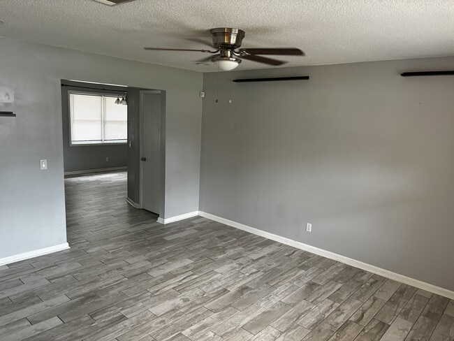 Photo - 1042 Live Oak Dr