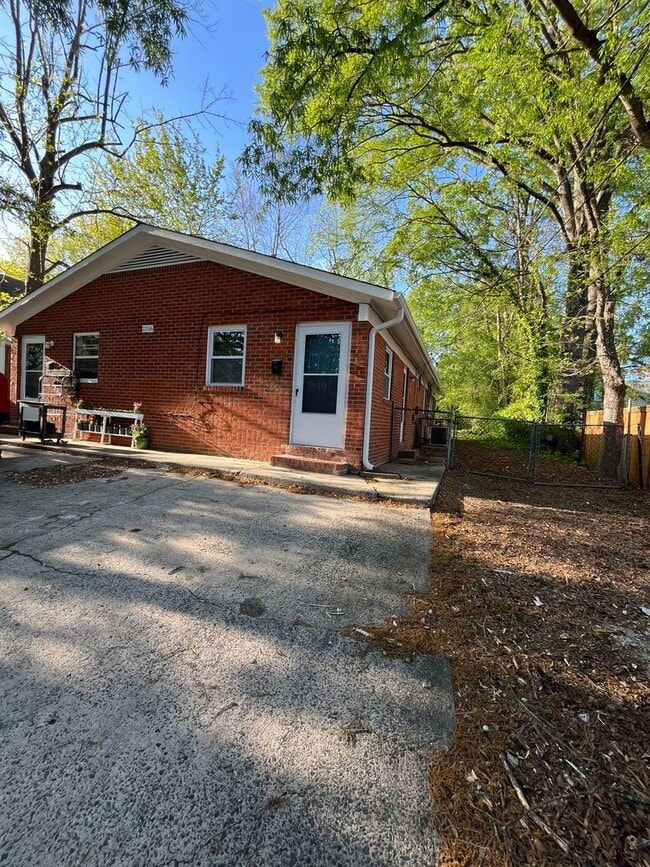 Building Photo - 2206 W Knox St Unit RS or B