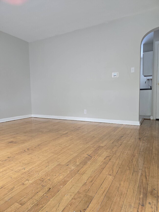 Photo - 1064 W 37th St