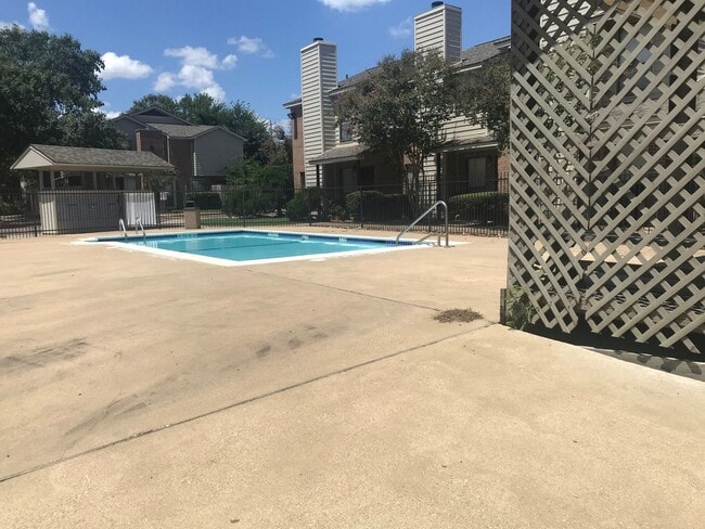 Photo - 2BD/2.5BA Condo | TAMU Bus Route | Private Yard | Pet Friendly Unidad #G-2