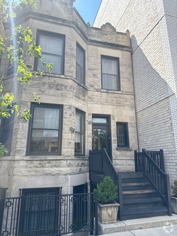 Building Photo - 2038 N Damen Ave Unit Garden Rental