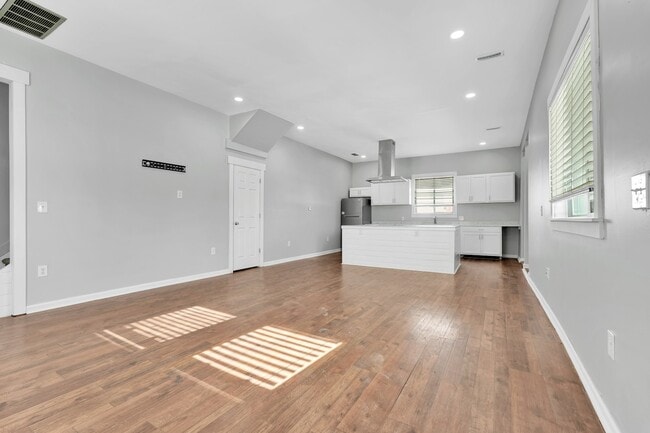 Building Photo - 1518 Howard St Unit 1