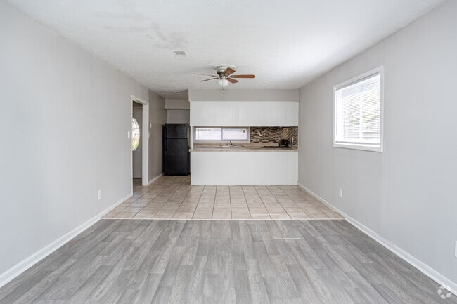 2BR, 1.5BA - 1,032SF - Living Room