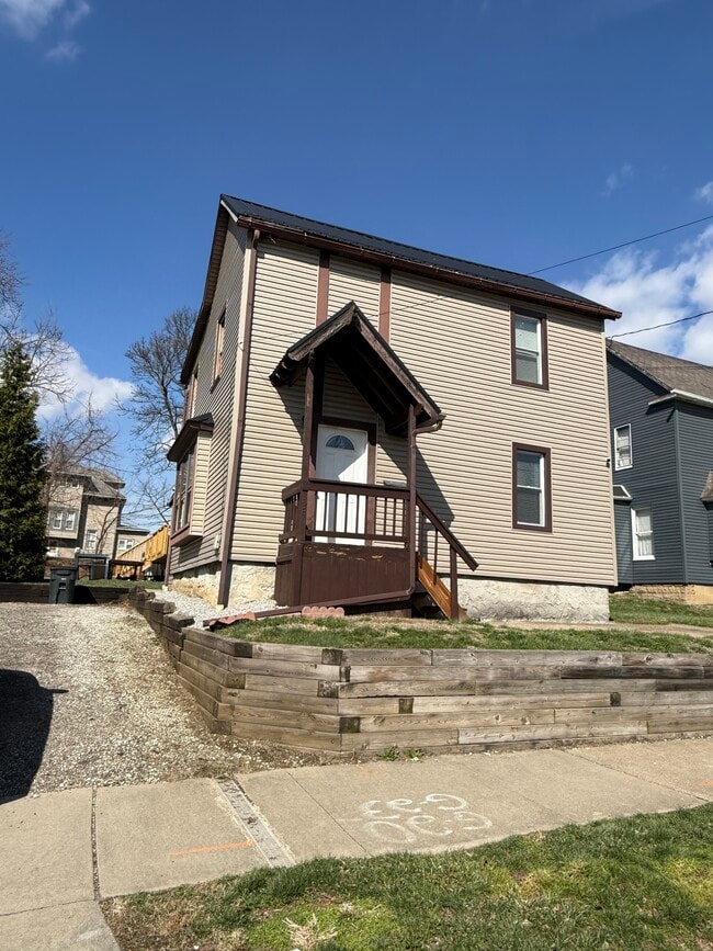 Aparcamiento para 2 coches en la entrada y 2 en la calle. - 339 Power St