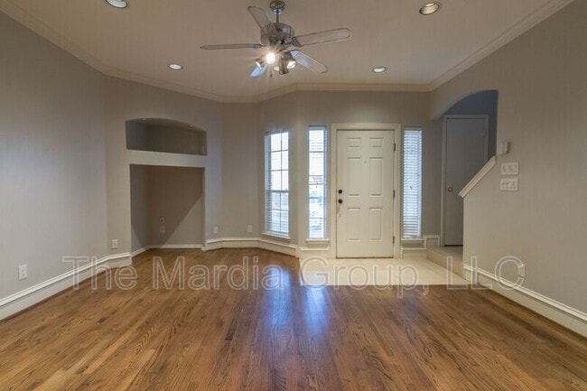Building Photo - 3904 Brandon Park Dr