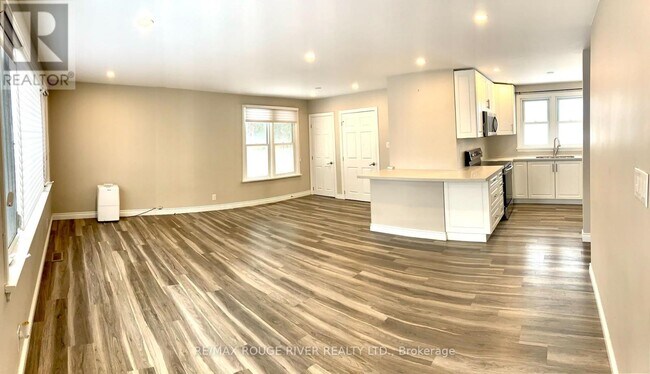Photo - 513 Rossland Rd E