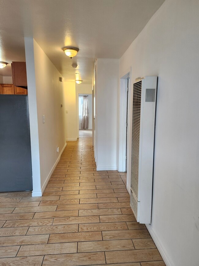 HALL WAY TO THE BEDROOMS - 2106 S Ridgeley Dr Unidad 3