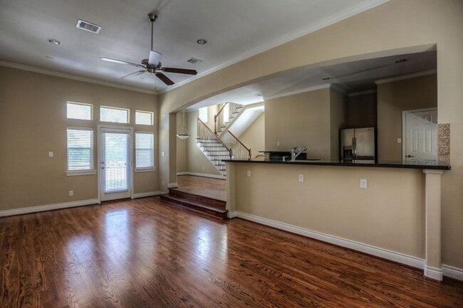 Photo - 940 W 26th St