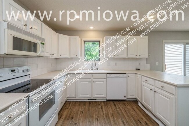 Photo - 15803 Hawthorn Dr