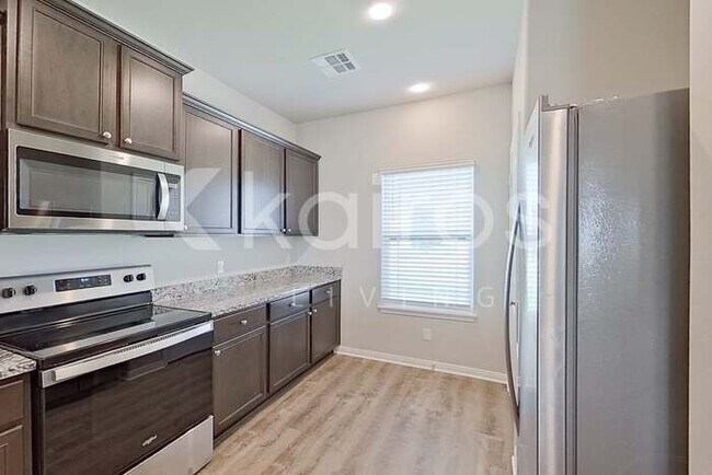 Photo - 712 St James Pl