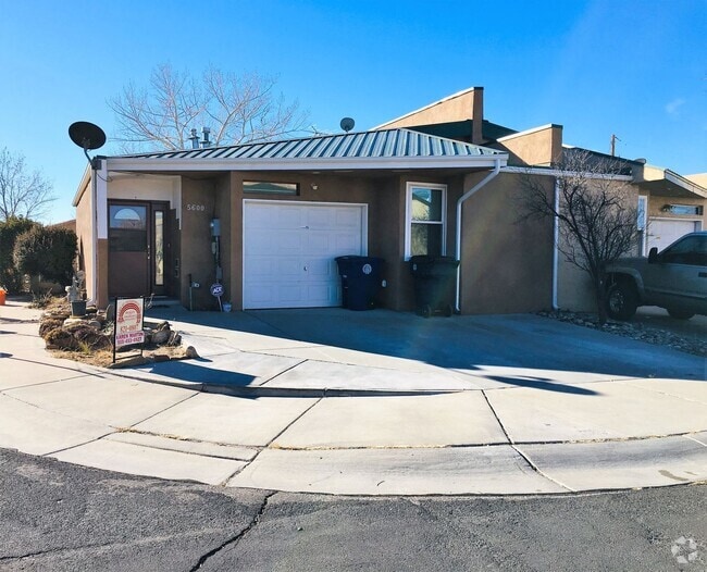 Building Photo - Very nice 2 Br house with 1 car garage