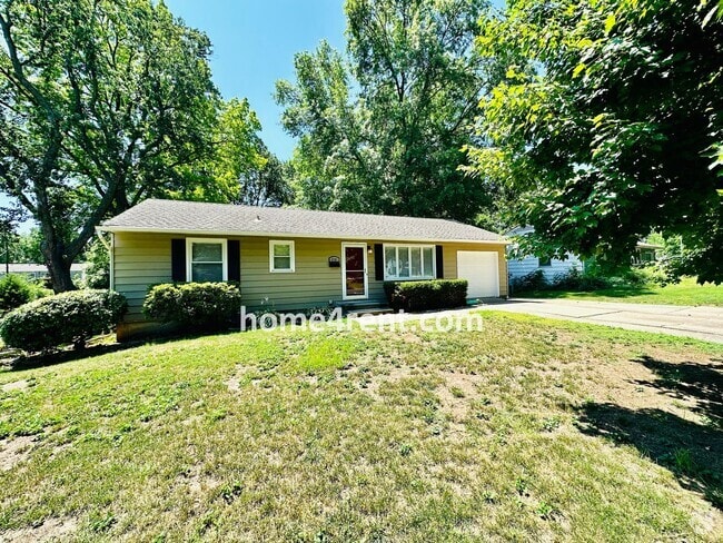Building Photo - Beautiful Hardwoods w Fenced-in Yard! Rental