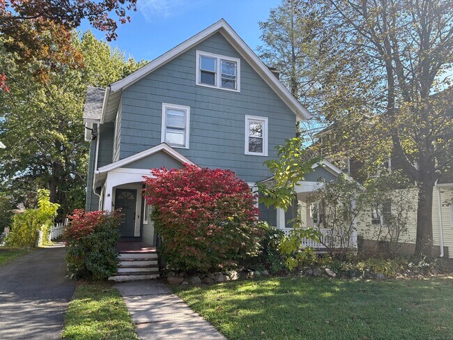 Building Photo - 20 Quaker Ln S