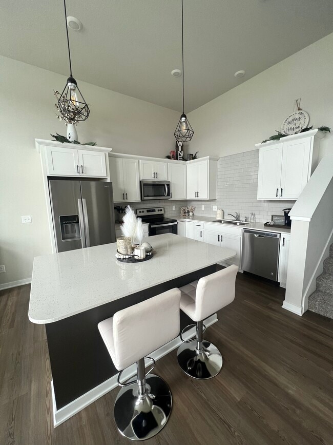 Building Photo - 949 NE Traverse Dr