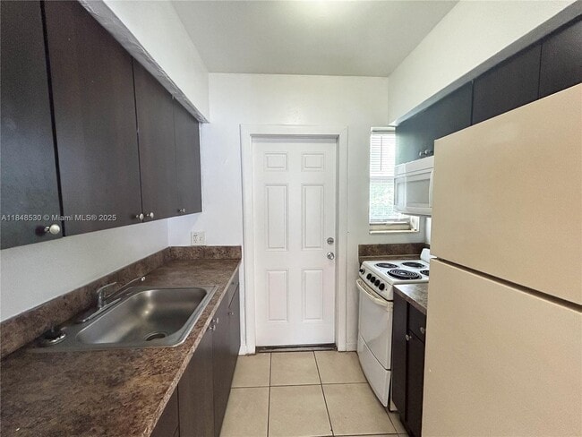 Building Photo - 1255 SW 6th St Unit 6 Rental