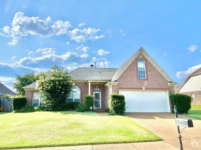 Building Photo - Now leasing a spacious 3 bedroom 2 bath ho... Rental