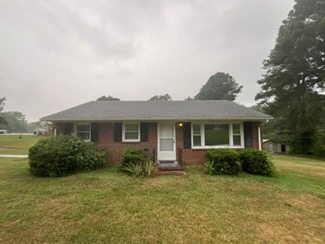 Building Photo - Charming Brick Rancher Retreat – Available... Rental
