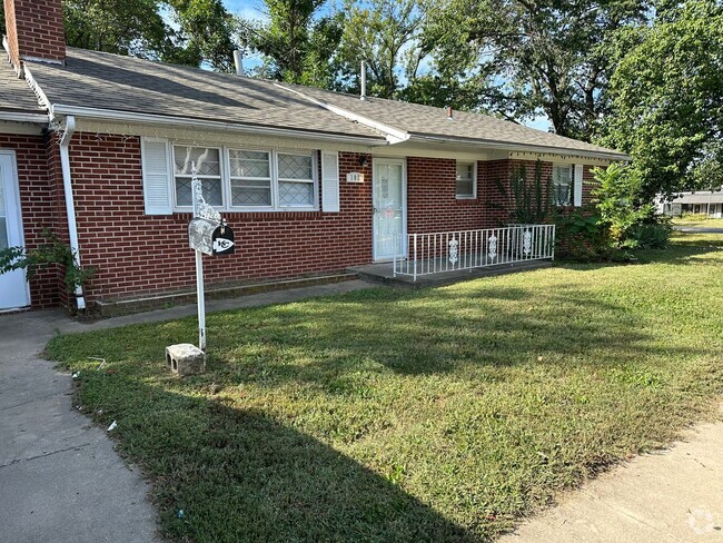 Building Photo - Newly Renovated 4 br/2ba Home in -Steps Aw...
