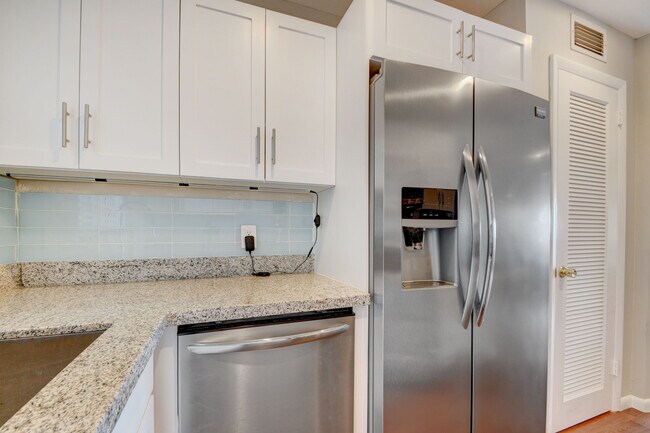 Photo - 410 Wilma Cir