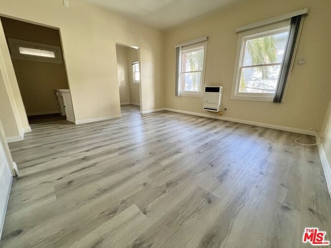 Building Photo - 946 S Burlington Ave Unit 208 Rental