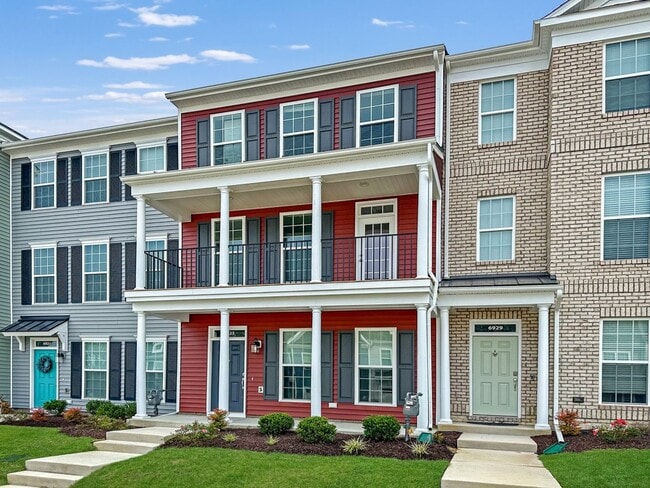 Building Photo - Breathtaking Townhome in Cosby Village!