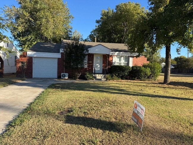 Building Photo - Newly remodeled 2 bed 1 bath walking dista...