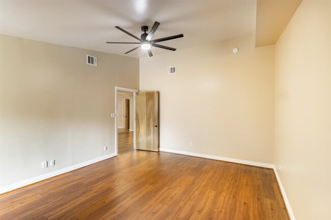 Photo - 2098 Harland Dr