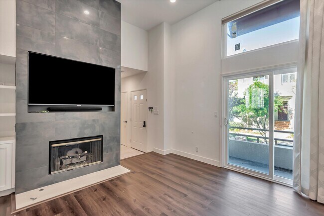 Photo - 102 E Court Ln